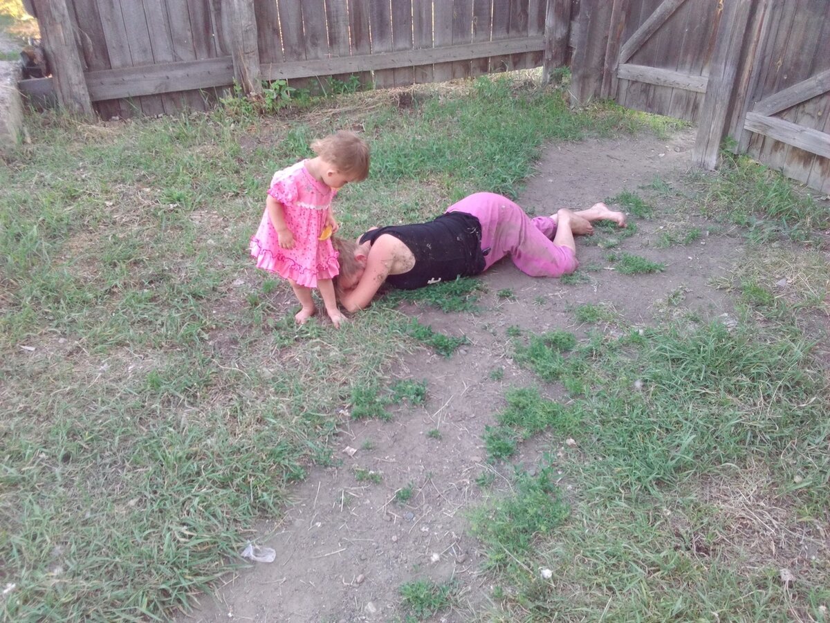 Пьяные девочки маленькие. Девочки во дворе.