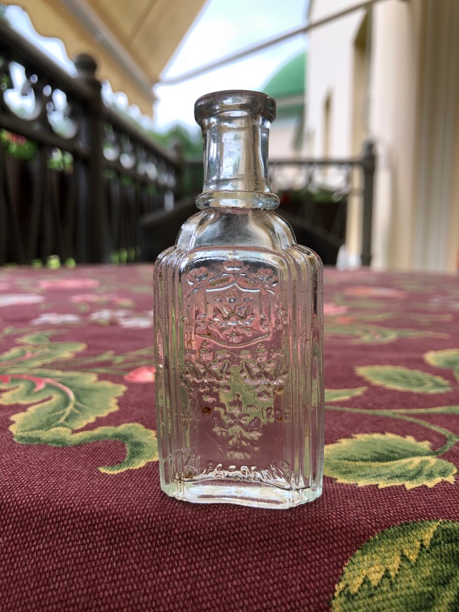 Старинный флакон, найденный в усадьбе Степановское-Волосово.