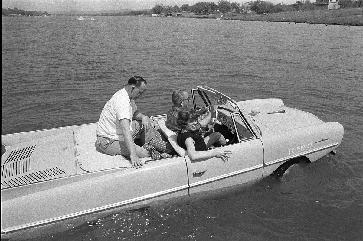 Любимая машина президента: история уникальной амфибии Amphicar | Motor1  Россия | Дзен