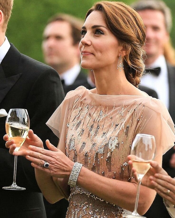 Крупный браслет,серьги с верхнего выхода,и такая изящная укладка)