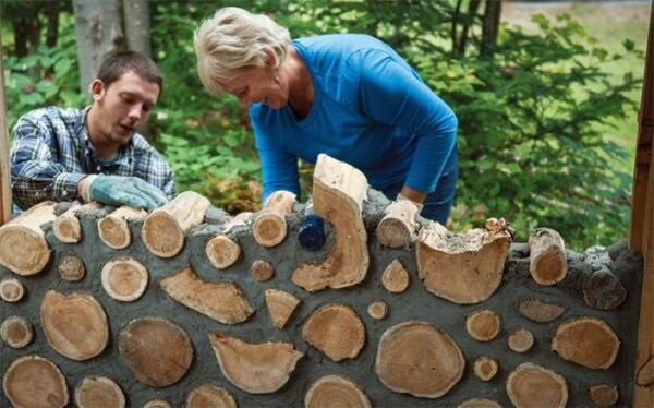 Укладка стены дома из дров не представляет ничего сложного 