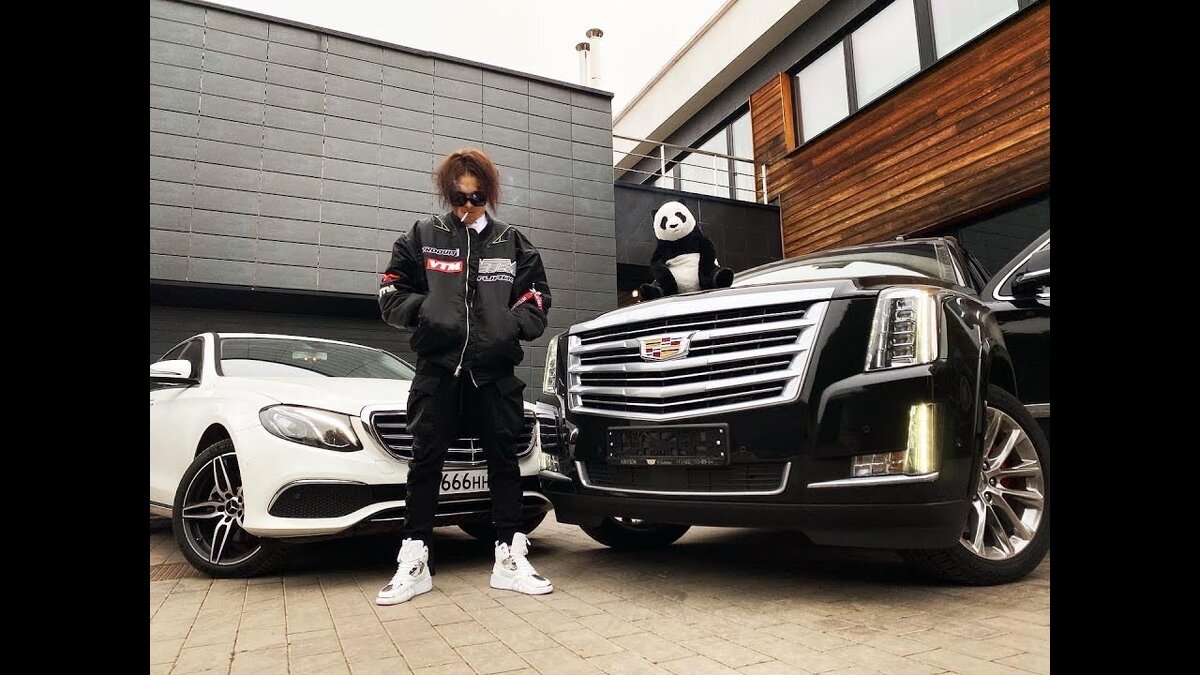 Алишер и его 2 автомобиля