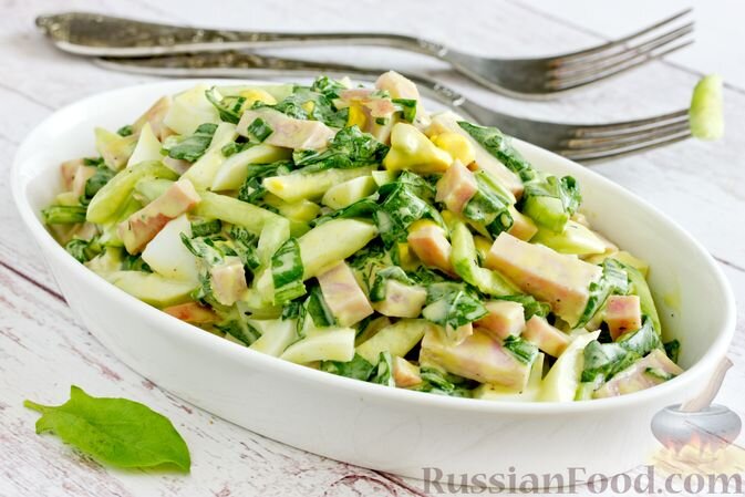 ветчина, шпинат свежий, огурцы, яйца, лук зелёный, майонез, соль, перец чёрный молотый