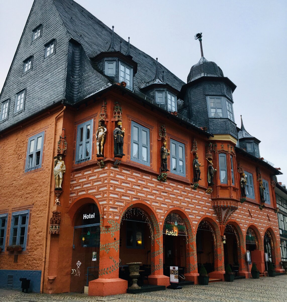 Кайзерворт — здание гильдии купцов XV века. Внимание на большую фигуру слева — это древнеримская богиня изобилия Абунданция