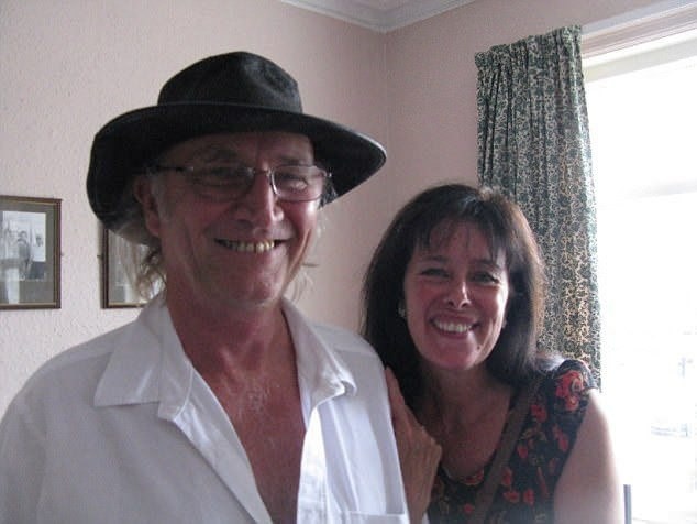 
56-летняя Дебора Адамс начала следить за своим мужем после того, как им на почту пришла карта постоянного клиента от сети отелей Holiday Inn. Жительница графства Кент провела собственное расследование, в ходе которого выяснила, что 65-летний Джеффри Мулкристон переспал с 200 проститутками в течение пяти лет. Об этом свидетельствовала секретная папка мужчины на его ноутбуке. Дебора бросила в него в порыве ярости собачьи фекалии. Кроме того, она отправила одному из сотрудников супруга его "голые фотографии", после чего тот был уволен.

Впрочем, судья поверил Деборе, когда во время заседания она пообещала, что такого больше не повторится, и не стал её сажать в тюрьму, а вместо этого приговорил к 150 часам общественных работ