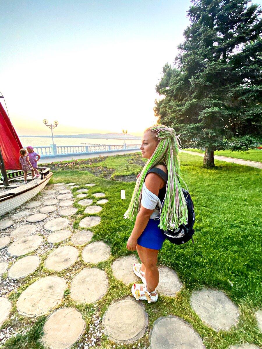 Вечерние прогулки по Набережной в Геленджике запоминаются на всю жизнь.