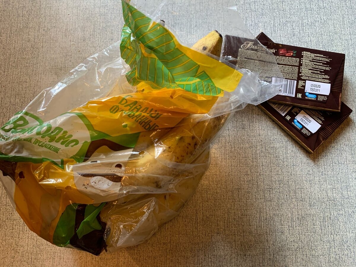 Фото сделано автором (связка бананов, шоколад)