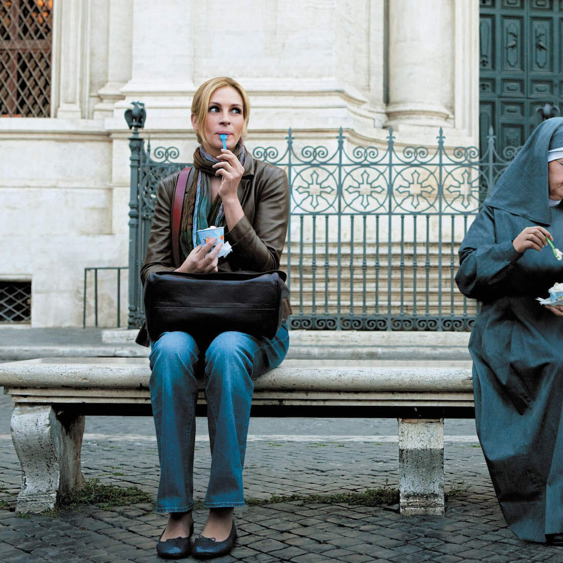 Героиня книги «Есть, молиться, любить» в исполнении Джулии Робертс три раза в день ходила за «тающим во рту вдохновением» в римское кафе-мороженое. Постер к фильму «Ешь, молись, люби». Источник: tvguide.com