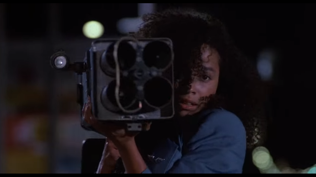 Синди стреляет задом наперед 