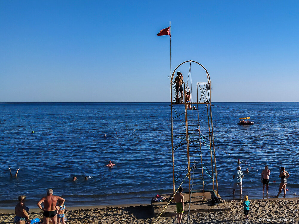 Поехали вечером на море, чтобы людей на пляже было поменьше