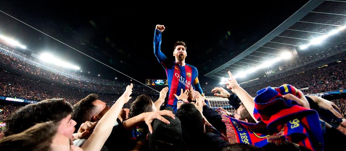 Лео Месси при праздновании с фанатами. Источник: fcbarcelona.com