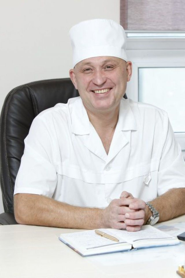 РОСТОВ АНДРЕЙ ВИТАЛЬЕВИЧ
Стоматолог-ортопед, Стоматолог-терапевт, Стоматолог-хирургболее 27 лет 
Основным недостатком металлокерамики является эстетическое несовершенство конструкции: от возможного окрашивания десны, до просвечивания металла при определенном свете. Поэтому я не рекомендую ставить металлокерамику в зону улыбки 