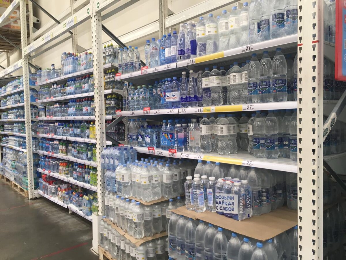 Полки с водой