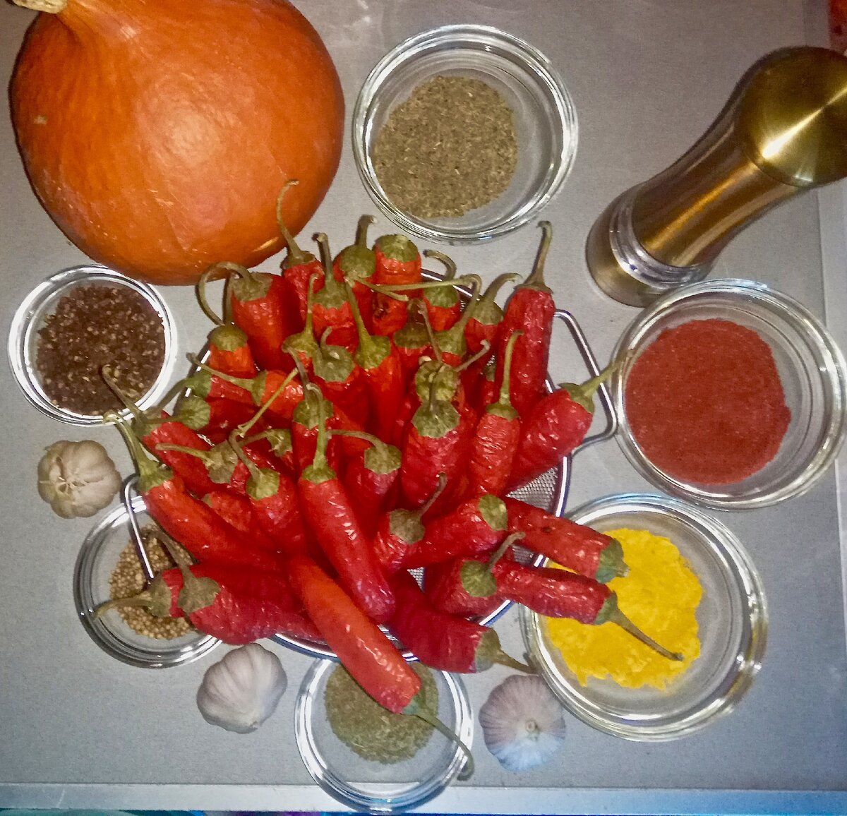 Собрали все ингредиенты в кучку, тыква тут для антуражу , она не входит в рецепт аджики.