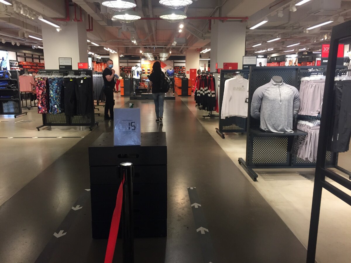 А так внутри. Охранник смотрит, чтобы лишнего не зашли.