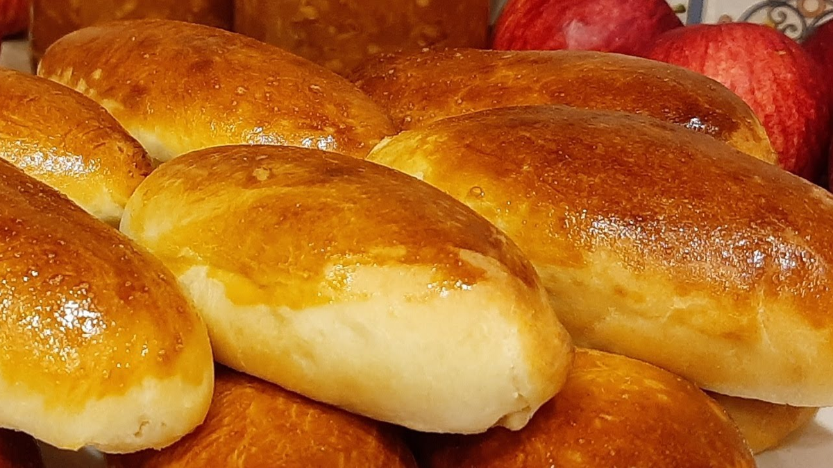 Кузовок с пирожками. Пирожки с яблоками в духовке из дрожжевого. Пирожки с яблоками в духовке. Пирожки в духовке из дрожжевого теста.