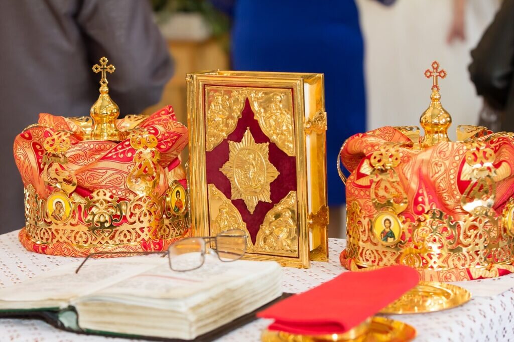 Символы Божьей благодати: как правильно выбрать свечи для венчания?