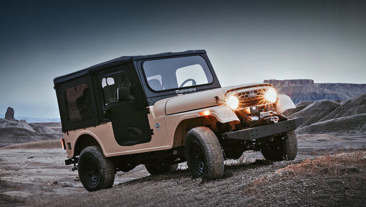 Структура «гриля» лишилась вертикальных прорезей, напоминавших Jeep серии CJ. Теперь «дырки» в решётке — это скруглённые прямоугольники, заключённые в овальный блок вместе с фарами.