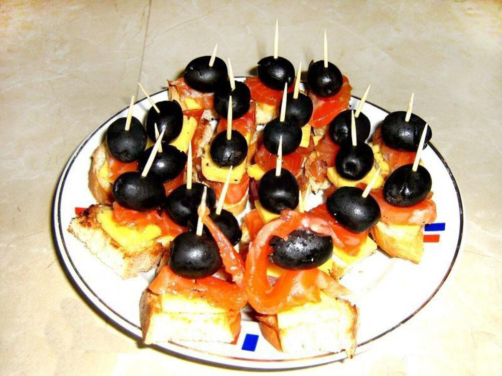 Канапе с слабосоленой семгой. Канапе с красной рыбой и моцареллой. • канапе «ананасовый кораблик». Шпажки с рыбой на праздничный стол. Рыба на шпажках рецепты с фото.