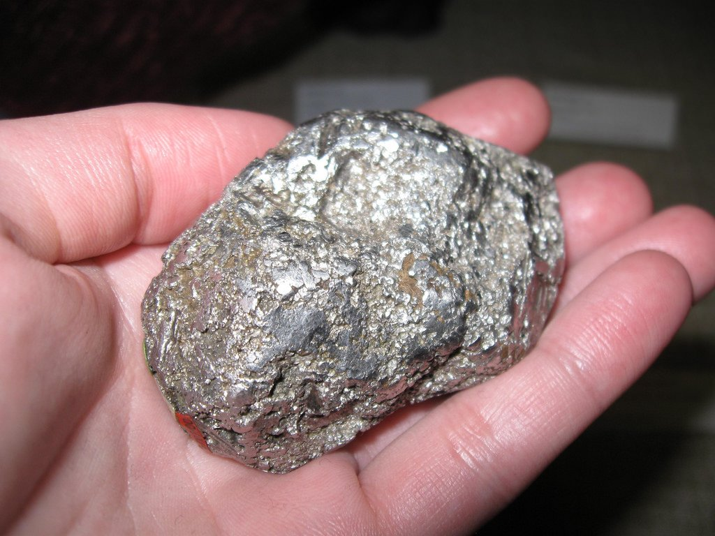 Чуть чуть серебряный. Самородок платины. Родий металл самородок. Серебро камень самородок. Платина руда.