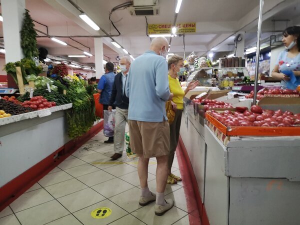 В масках в основном пенсионеры, да половина продавцов