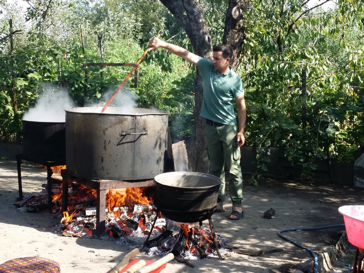 Знаток осетинской кухни готовит туйра на свадьбе
