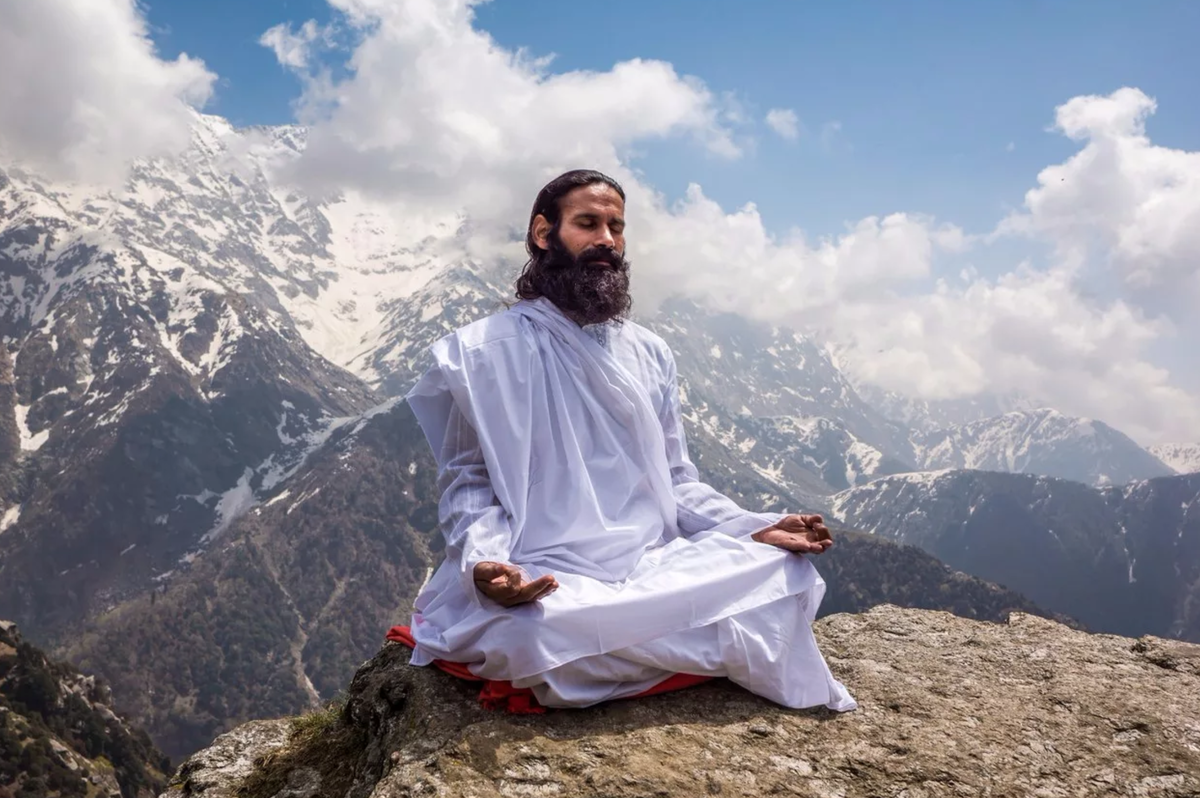 Фото гуру. Монах йогин. Мудрец медитирует. Медитация в горах.