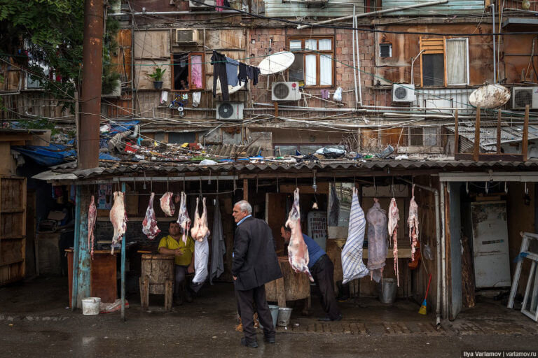 Где-то в Баку. Фото: https://newshay.com/mertvyj-baku-rossijskij-fotobloger-o-pustuyushhix-novostrojkax-stolicy-azerbajdzhana/