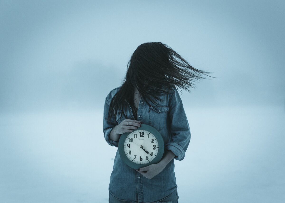 https://get.wallhere.com/photo/girl-clock-wind-1254355.jpg