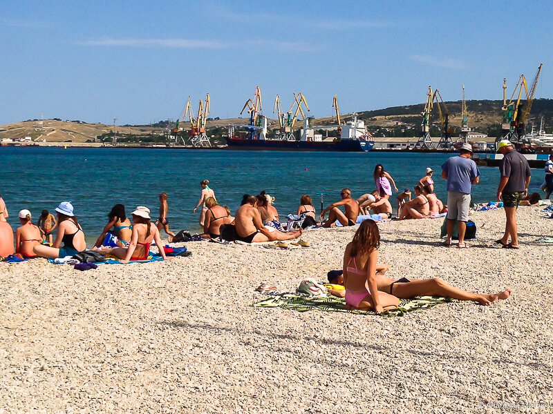 Почему в Крыму в 35-градусную жару вода в море такая холодная, что сводит ноги