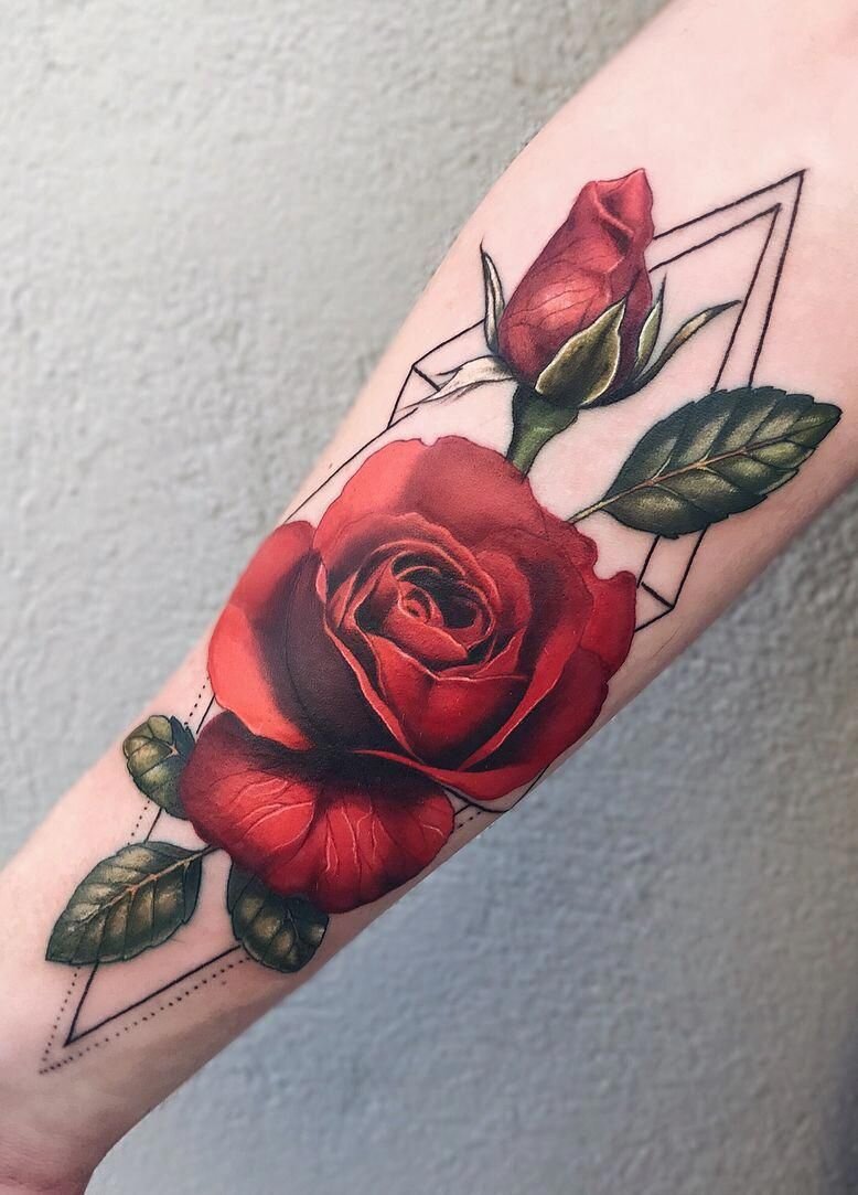 Татуировка женская реализм на плече алая роза 2848