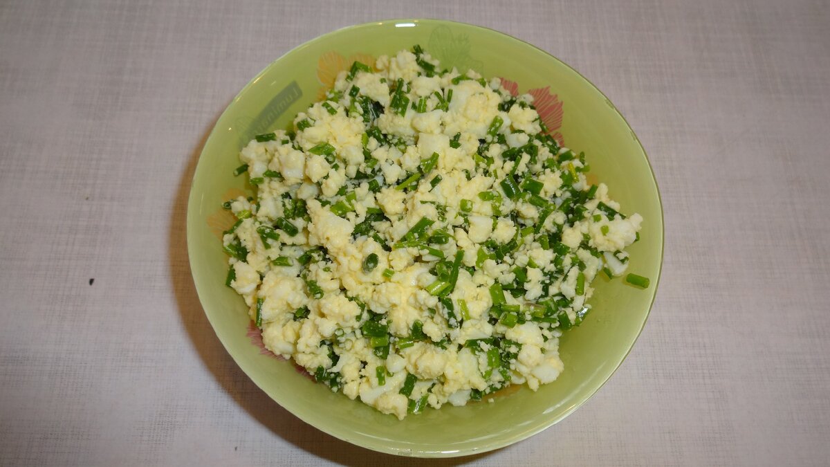 Салат с яйцом и зелёным луком одно из самых простых и бюджетных блюд. Он включает в себя минимум ингредиентов и максимум вкусовых удовольствий. Салат можно готовить хоть каждый день с различными усовершенствованиями и продуктовыми компонентами. В него можно добавить мясные изделия или морепродукты. В качестве заправки можно использовать сметану или майонез. Такой салат должен быть в списке блюд для праздничного стола. Этот салат всегда пользуется популярностью у любителей вкусного.