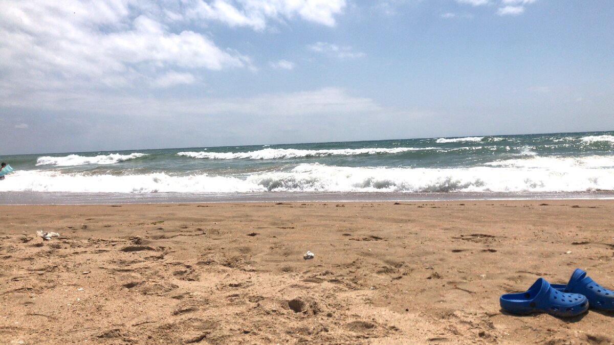 Вода в азовском море в голубицкой. Голубицкая цветение моря. Море в Голубицкой в августе. Солнечный пляж Голубицкая. Фото Голубицкая Азовское море 2021 июль.