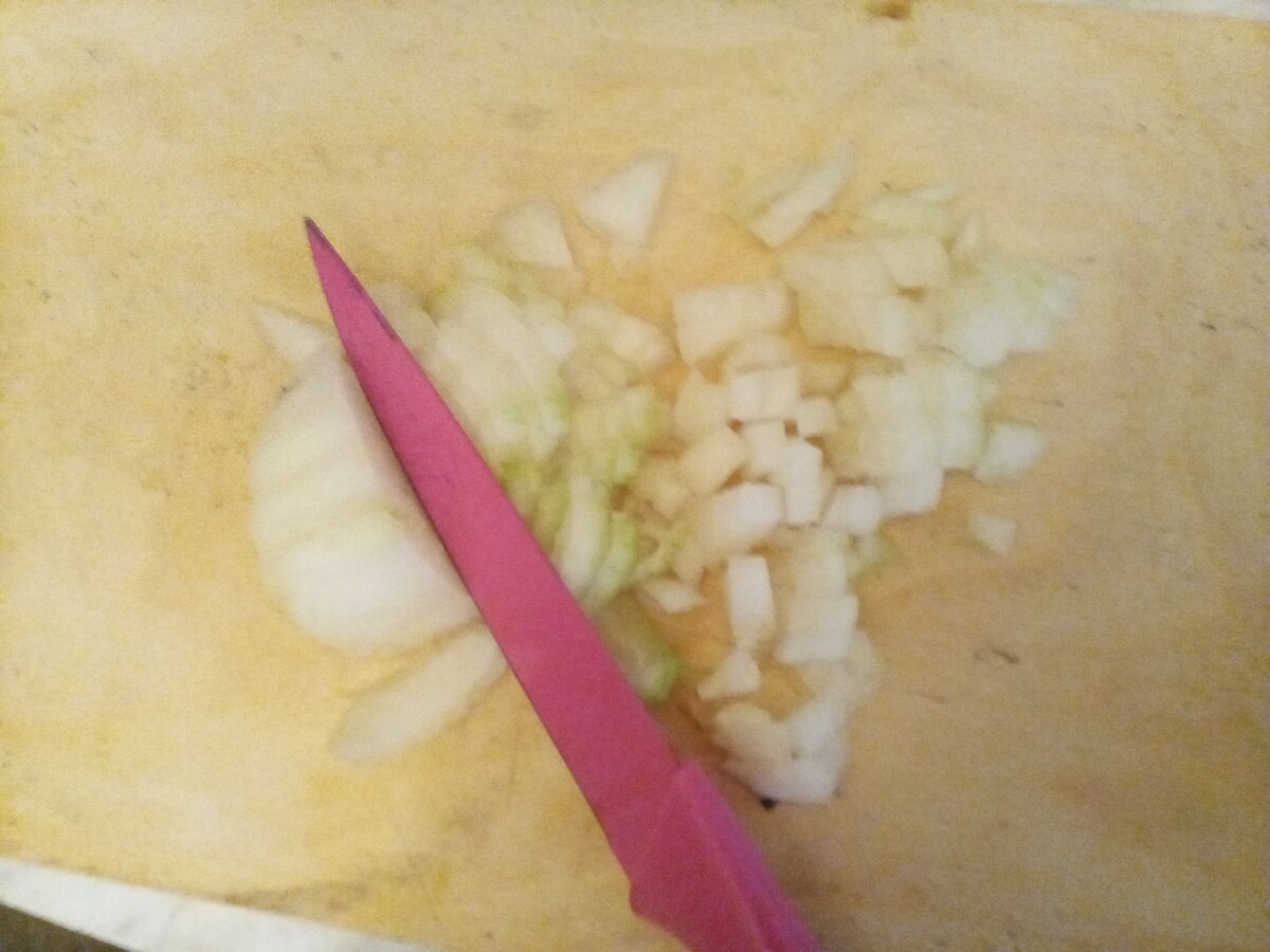 Шинкуем лук. И отправляем его в раскаленную сковородку.