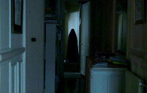 Начитавшись страшилок вдоволь, Катя стала ложиться спать. Сегодня она переехала в новую квартиру вместе с родителями, их всё устраивало, особенно цена, продавая, соседи снизили цену на 30 процентов от адекватной, при продаже они хотели быстрее из неё уйти. Всё бы ничего, но когда она выключила свет, то почувствовала чьё-то присутствие. В комнате никого не было. Все вы наверняка знаете, какой звук при блокировке издаёт Applе. Нажав кнопку блокировки, после привычного звука последовал ответ из шкафа: лёгкое позвякивание и шебуршание. Накрывшись одеялом до ушей, она стала перебирать всевозможные варианты: мышь, соседи за стенкой... Так в холодном поту она и заснула. Утром она, вся зарёванная, прибежала к матери. Мать ей поверила: глаза были наполнены настоящим ужасом. Она решила открыть шкаф и посмотреть его. Открыв шкаф, она была в шоке: перед ней открывалась квартира, а квартира была примерно как в 70-80-ые года. В квартире стоял человек: бледный худой и низенький. Он, извинившись, сказал, что при строительстве допустили ошибку и так получилось, что вход из одной квартиры в другую. Немного посмеявшись и поговорив, человек ушел обратно в квартиру. Закрыв дверь, дочка тоже расхохоталась, но мать опомнилась: за соседней стеной нет никакой квартиры. Узнав у соседей про соседнюю квартиру, они признались: при строительстве замуровали человека, причем кто-то его столкнул в котлован с бетоном. Вскоре вещи были собраны и квартира опустела.
