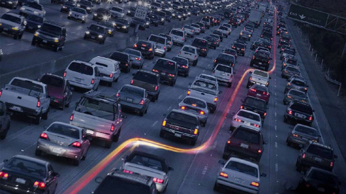 Дорожная пробка для мотоцикла намного меньшее зло, чем для автомобиля         Источник фото: rideapart.com