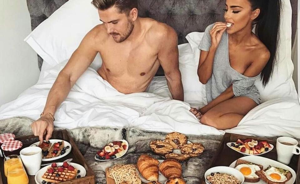 Завтрак в постель. Какое должно быть утро женщины. Девушка утром. Девушка в лучах солнца. Кутро должно быть добрым.