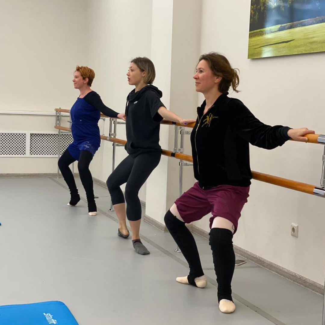 Балетный класс для взрослых в балетной студии "Гран батман", Москва (www.battement.ru).