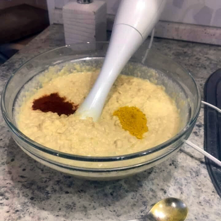 Масса из сваренного нута в процессе приготовления