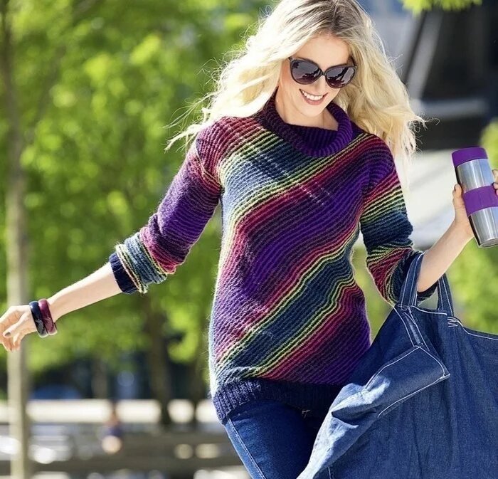 Свитер с диагональным узором из полос
