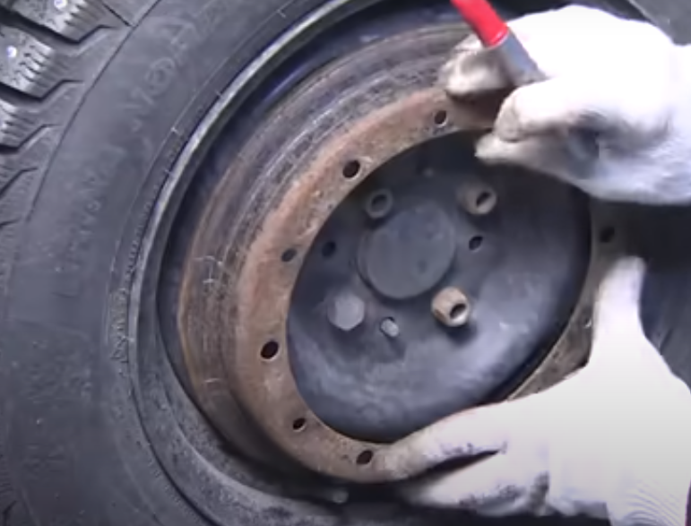 Очень простая в изготовлении самодельная лебедка (без мотора), поможет выехать самостоятельно из любой грязи