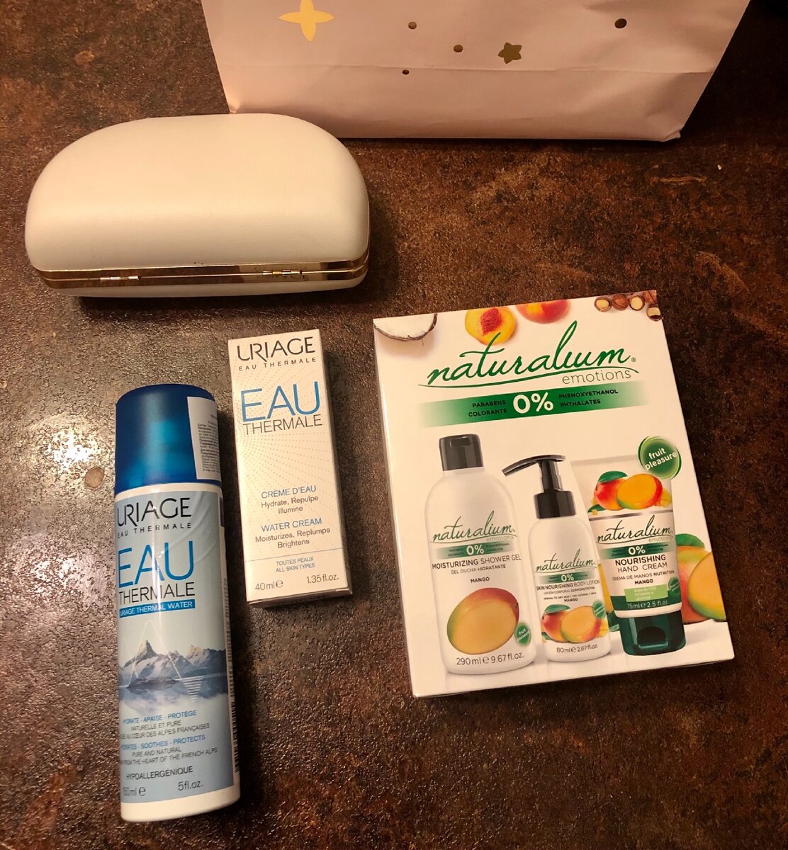 Набор средств в коробке - это мой самый любимый лосьон и крем для рук. Если ваша кожа сильно сохнет зимой, то рекомендую использовать его. Он не липнет и очень быстро впитывается. 