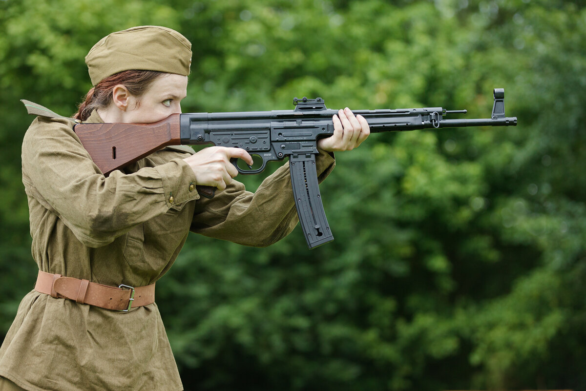 Автомат потому. Солдат с STG 44. Немец с STG 44. Советский солдат с Штурмгевер 44. Трофейные СТГ 44.