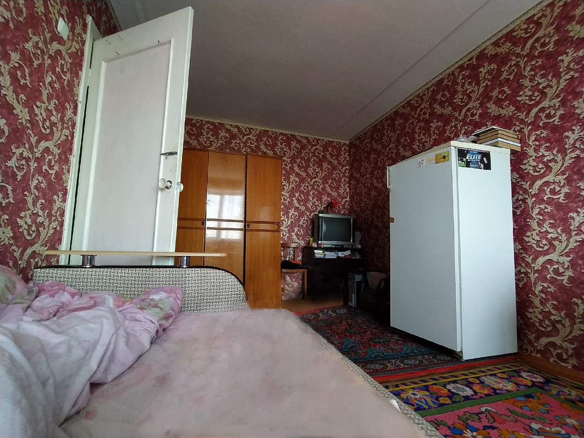 Нехитрый интерьер моей квартиры. Даже был холодильник, в комнате. Единственный минус, он не работал.