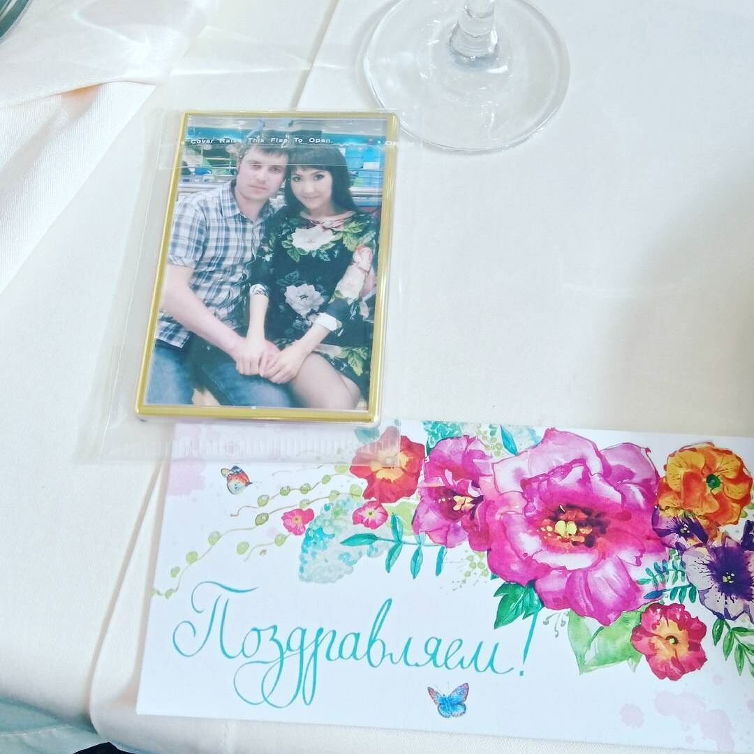 Отличный приз - магнитик с портретами молодых. У меня весь холодильник в таких портретах!