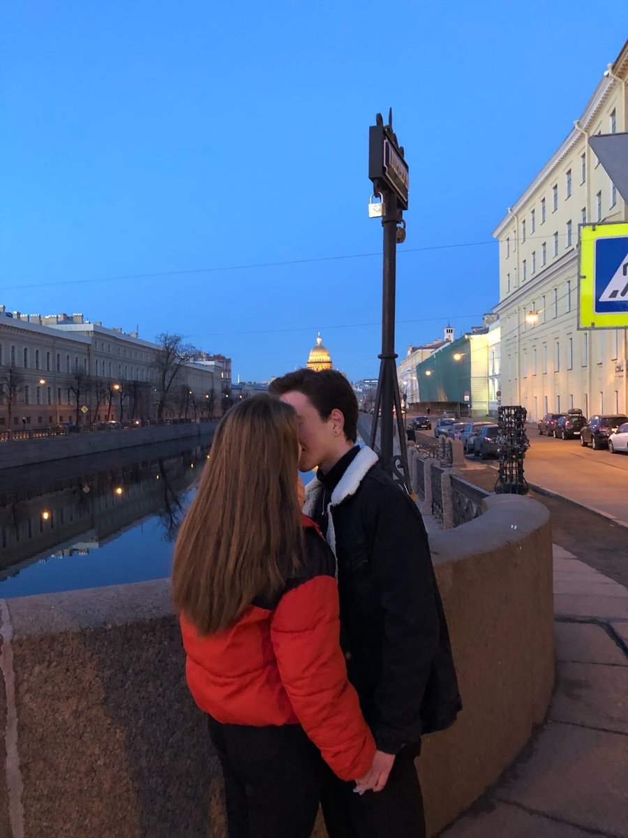 Забыл сказать,  когда мы целовались, проходил мужчина  и предложил нас сфоткать на мой телефон. Вот такая фотка получилась