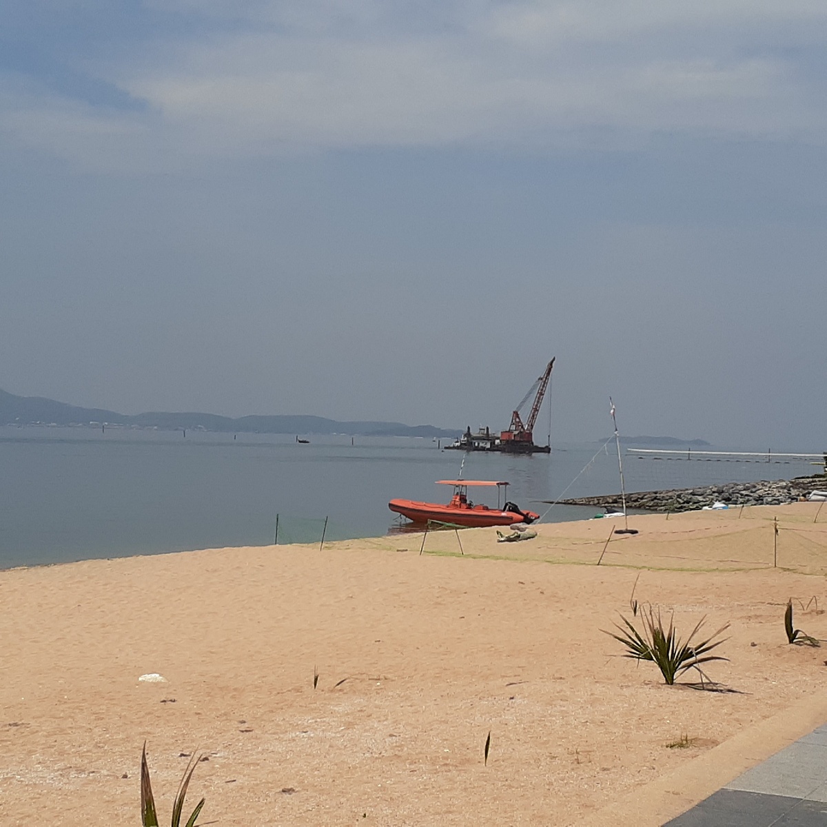 пусто на пляжах