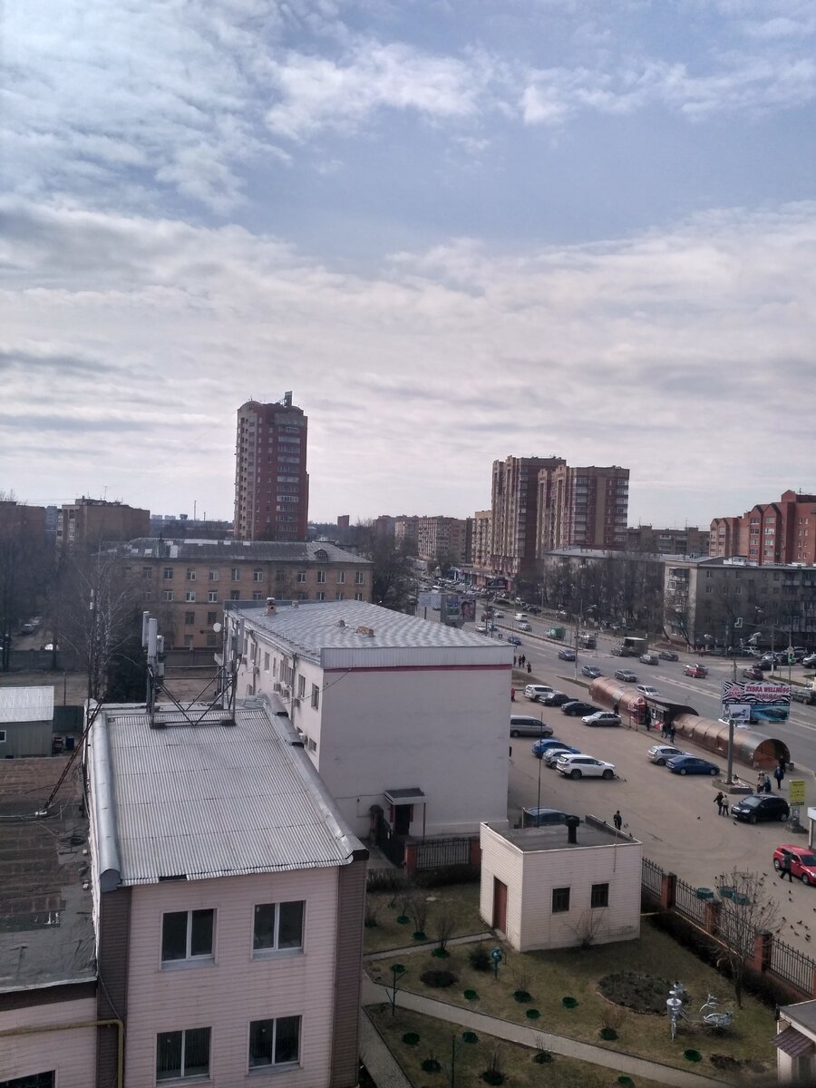На 5 странице чудесного сборника об истории города Щелково меня ждало маленькое историческое открытие. В 2021 году исполняется 500 лет первого упоминания Щелково в исторических документах. Упоминание содержится в актах Русского государства 1505-1526 гг. Документ 201 датированный сентябрем 1521 года - августом 1522 года рассказывал, что деревня Щелково, как принадлежащая ранее покойному Ивану Федоровичу Хомутову, была передана в Троице-Сергиев монастырь в помин по его душе. Данный факт стал для меня потрясением, т. к. думала, что город Щелково был основан лишь в 20 веке. Такой юбилей и в городе нет ни одного плаката, сообщающего об этой знаменательной дате. Или есть, может кто-то знает? Дорогие читатели канала, поделитесь в комментариях историей своего города. 