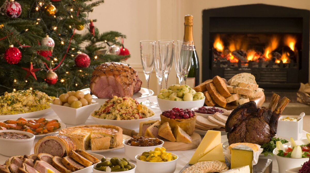 Какой Новый год без салата "оливье", "селедки под шубой" и бутербродов с красной икрой!!!
А запах мандаринов и еловых веток создают праздничное настроение!