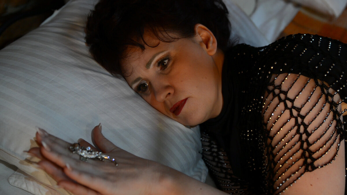 На фото автор. Рабочие моменты клипа "Три Анны и одна ящерица"